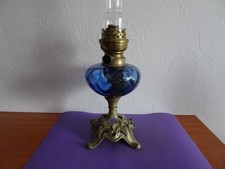 Alte Petroleumlampe mit blauem