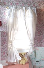 Zwei Paar weiße Vorhänge auf