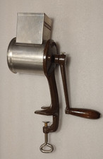 Handreibe Jupiter Rohkostreibe Kartoffelreibe mit Tischzwinge