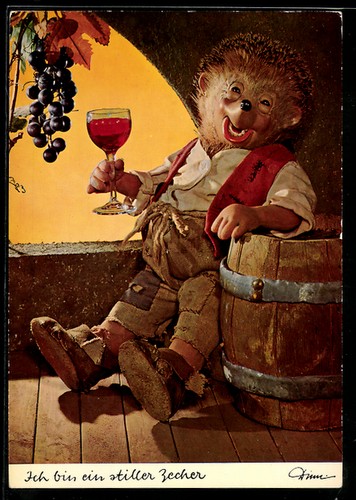 Mecki mit einem glas wein - einem,