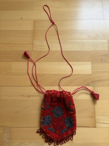 Rote beuteltasche mit perlen - ,