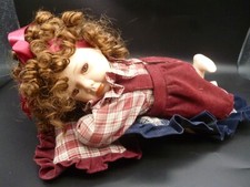 Puppe   Mädchen liegend  auf Kissen  Porzellan Kopf -Arme- Füße  35 cm lg.