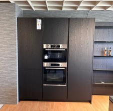 Große, originale Nobila Küche, mit Kücheninsel und Glasvitrinenschrank - neu