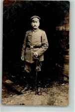 39803265 - Deutscher Kavallerist in Uniform mit Schirmmuetze Saebel und Sporen