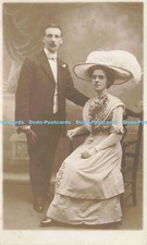 R208243 Frau Mann Kleid Hut