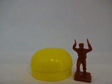 Altfigur / 2.Weltkrieg / Russischer Soldat hat Hände oben ( Weinrot )