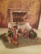 weihnacht krippe mit figuren und Beleuchtung 