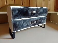 Schmuckkästchen. Miniatur. Kommode. 2 Schubladen. Kunstfell. in Grau.