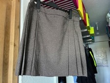 SCHÖNER KURZER MINIROCK VON