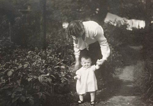 Mutter hilft 1932 kleinkind - mutter,