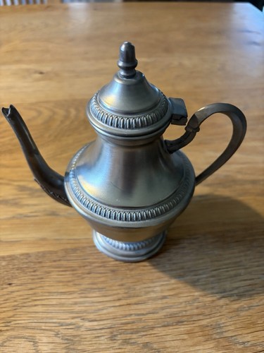 Kleine zinnkanne mit deckel - zinnkanne,