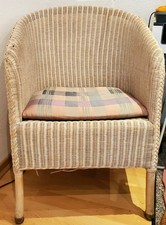 Zwei weiße Korbsessel