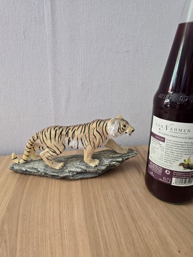 Tiger dekofigur auf felsen - dekofigur,