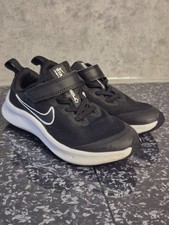 Neuwertig! Nike Starrunner 3 Größe 31 schwarz weiß Turnschuhe Schuhe Klett