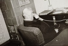 Mann telefoniert am