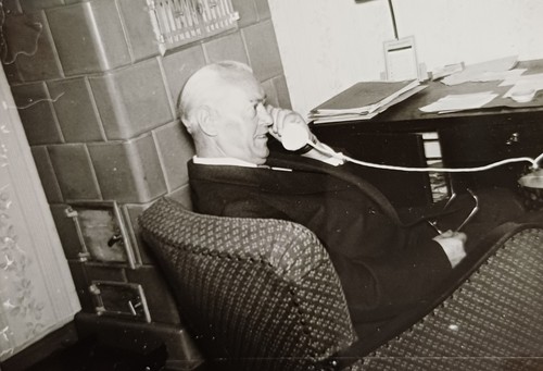 Mann telefoniert - , am