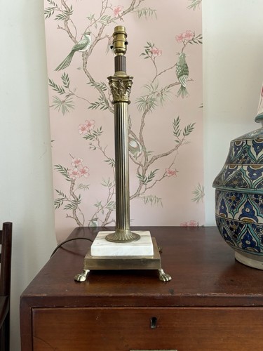 Eine säulenlampe aus messing - eine,