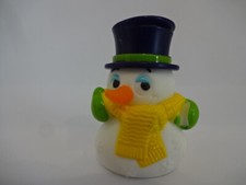 Weihnachten / Kugelkopfschneemann mit gelben Schal und Zylinder als Hut