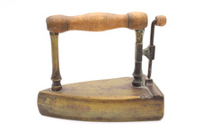 Antikes Eisen Bügeleisen aus Messing mit Holzgriff mit Eisenkern Vintage alt