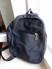 Schicker kleiner schwarzer Designer-Rucksack mit Außenfach