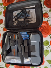 kleine Drohne mit Kamera und