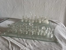 Schachbrett mit Figuren aus Glas