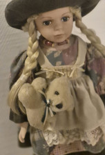 Porzellan-Puppe auf Ständer