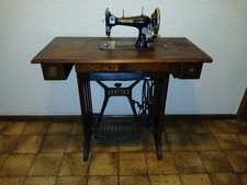 Alte Nähmaschine mit Tisch, Nähmaschinentisch, Veritas