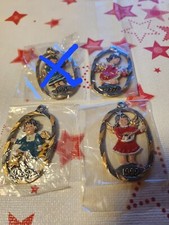 Verschiedene Zinnanhänger