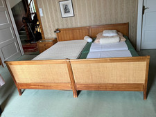 Altes Rattan Bett Kommode