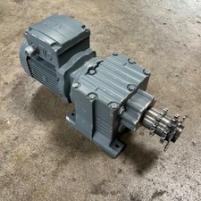 SEW EuroDrive R27 DR63M4/TF Getriebemotor 230/400V 1320/19/min 69,47:1 90Nm