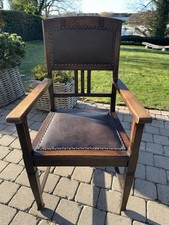 Großer antiker Stuhl mit