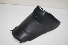 Verkleidung vor der Sitzbank