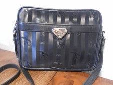 kleine Umhängetasche MM schwarz gebraucht Abnutz. s. Foto L:21cm H:16cm