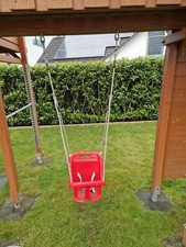 Roter Baby Schaukelsitz für draußen mit Aufhängungsseilen und Sicherungsgurt