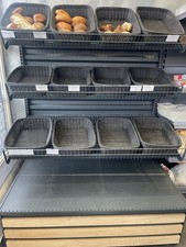 Regal Mit Schwarze Körben Für Bäckerei Oder Obst Und Gemüse.