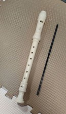 Yamaha Sopranino Blockflöte elfenbein, gerade Ausführung, mit Reinigungsstab,...