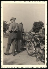 Fotografie Motorrad Victoria an einem Schweizer Grenzübergang während der Kontr 