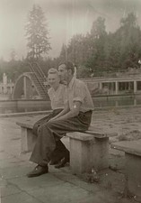 Ziegenhals 1953 Paar sitzt auf