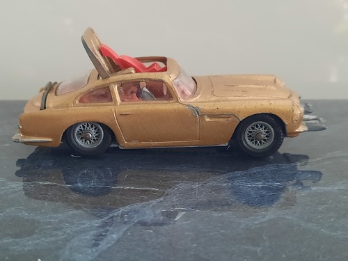 Corgi toys aston martin - corgi,