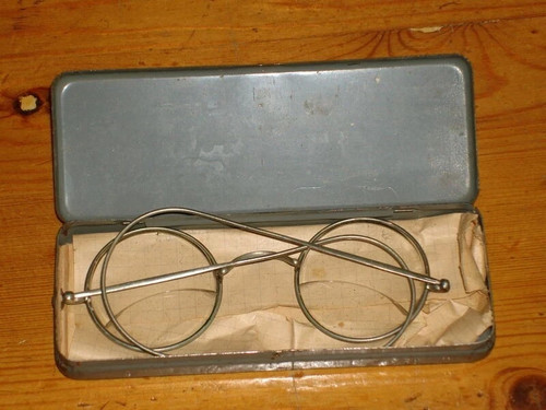 Dienst brille mit blechdose - dienst-brille,