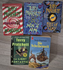 Terry Pratchett – 5x Scheibenwelt Bücher (englisch & deutsch)