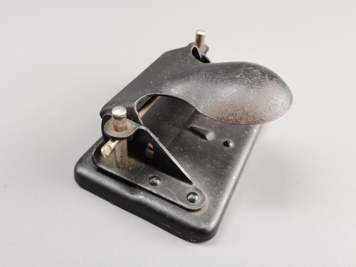 Alter locher aus metall - aus,