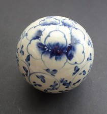 Dekorative Deko-Kugel Keramik-Kugeln Motiv blaue Blütenranke in cremeweiß-blau