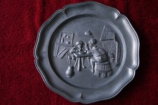 Wandteller aus Metall mit Männerrunde 22 cm