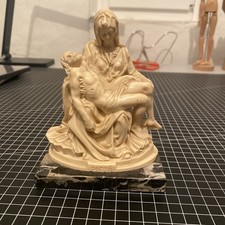 Pieta nach Michelangelo auf Marmorsockel