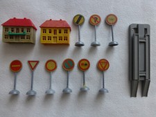 9 DDR  Spielzeug-Verkehrsschilder 4,5cm +2 Häuser+Hebebühne,Plastik, 60er Jahre