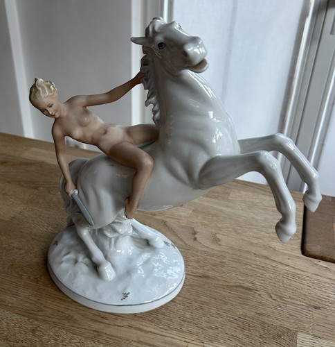 Porzellan figur amazone auf - figur,