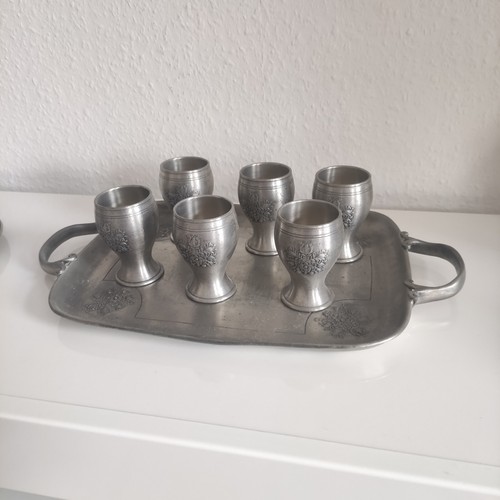 Sechs zinnbecher mit - zinnbecher, tablett