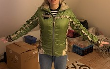 Grüne Skijacke mit Fell